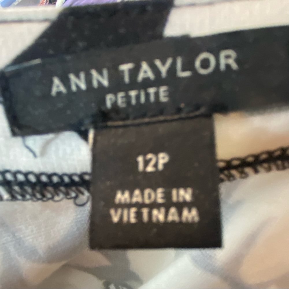 Woman’s Ann Taylor black and white floral wrap dress size 12P (petite) - Picture 3 of 3